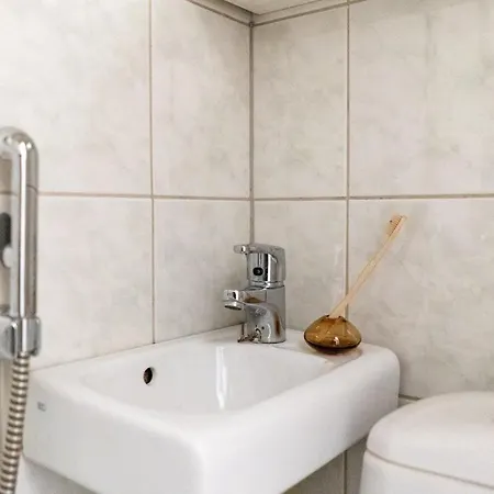 Apartment Small In A Prime Location! *